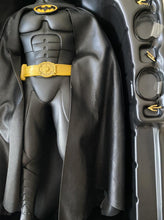 Load image into Gallery viewer, Hot Toys Batman Returns MMS 293 1:6 Scale Figure