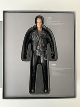 Load image into Gallery viewer, Hot Toys T-800 Terminator 2 Judgment Day DX10 1-6th Scale Collectible Figure