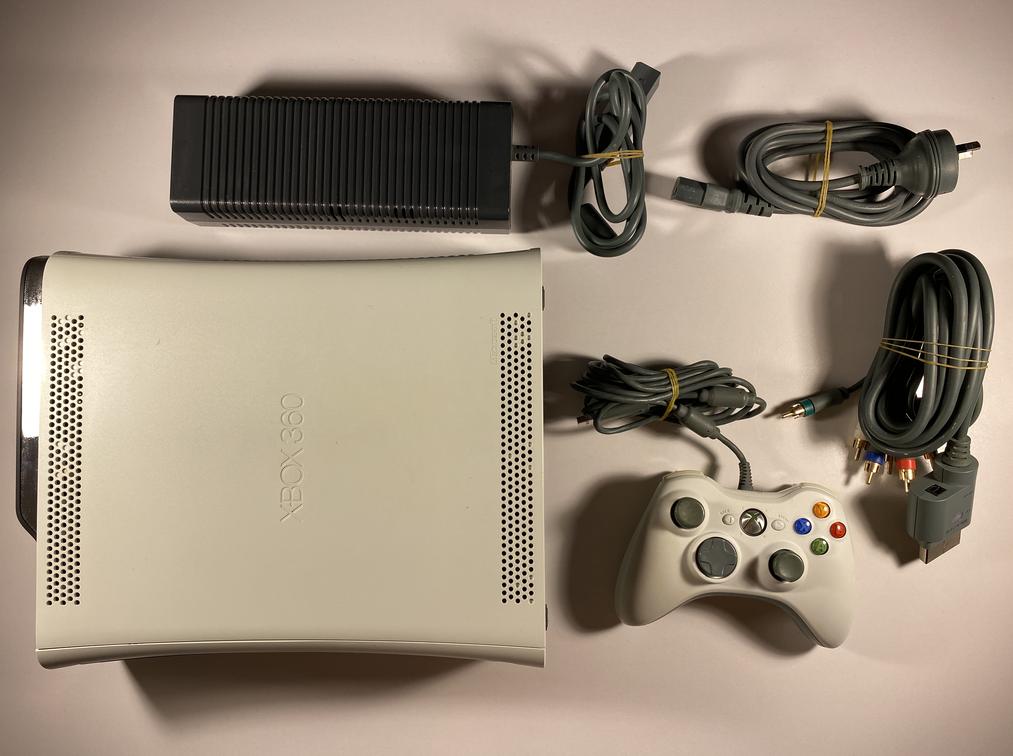 Xbox 360 Pro 120GB White Console, Controller and Leads